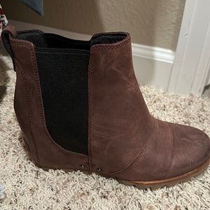 Joan of arctic SOREL boots in cute burgundy color